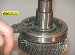 Снимите стопорное кольцо муфты синхронизатора 5-й передачи ГАЗ 31105 Волга