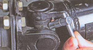 Головкой «на 7» с караданного шарнира отворачиваем пресс-масленку ГАЗ 31105 Волга