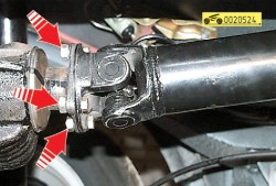 Отверните гайки болтов крепления карданного вала ГАЗ 31105 Волга