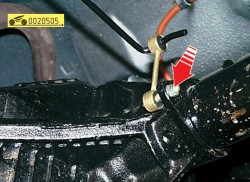 Отсоедините тормозной шланг от тройника ГАЗ 31105 Волга