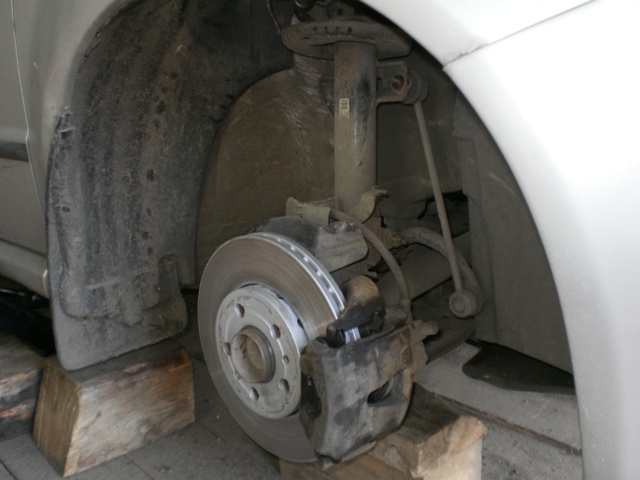 Детали, после снятия колеса, передней подвески автомобиля Skoda Fabia I