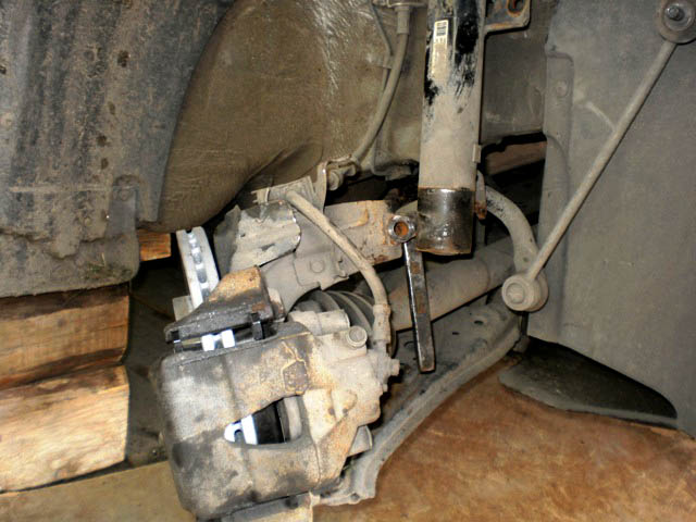 Вытянутый поворотный кулак из стойки амортизатора передней подвески автомобиля Skoda Fabia I