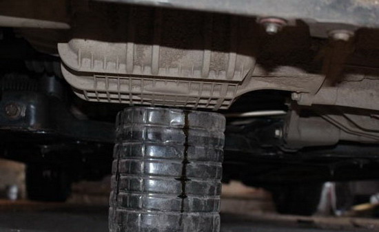 Слитие масла из масляного картера двигателя Ford Focus 2