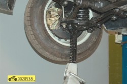 Для проверки шаровых шарниров и опор подставьте под нижний рычаг опору ГАЗ 31105 Волга