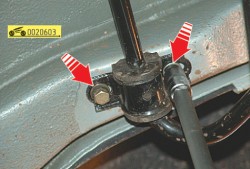 Выверните по два болта крепления обойм подушек стабилизатора с каждой стороны ГАЗ 31105 Волга