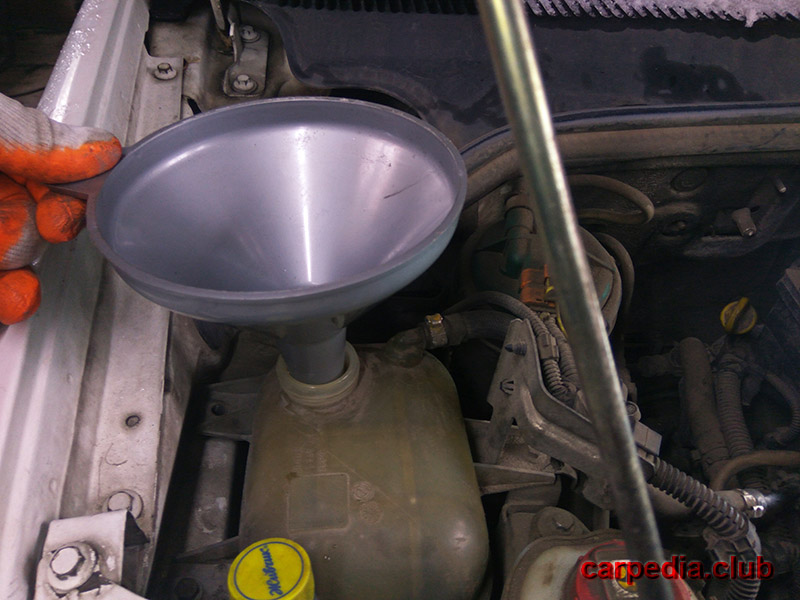 Воронка в расширительном бачке охлаждающей жидкости Fiat Doblo I 2007 