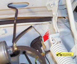 Отсоедините штекерную колодку провода от подкапотной лампы ГАЗ 31105 Волга