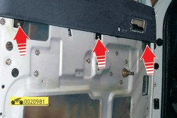 Выверните три винта крепления подоконной накладки ГАЗ 31105 Волга