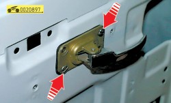 Выведите тягу из держателя внутренней панели двери ГАЗ 31105 Волга