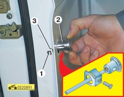 Выньте выключатель замка двери ГАЗ 31105 Волга