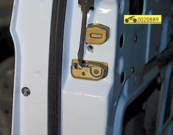  Прижмите кулачок замка отверткой так, чтобы замок мог выйти из отверстия двери ГАЗ 31105 Волга