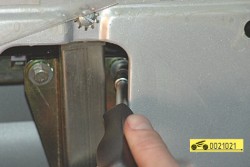 Выверните болты крепления кронштейна опускного стекла ГАЗ 31105 Волга