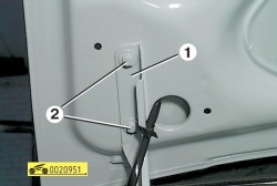Выверните по два болта крепления крышки багажника к петлям с каждой стороны ГАЗ 31105 Волга