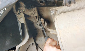 Левая подушка подвески основного глушителя Nissan Qashqai