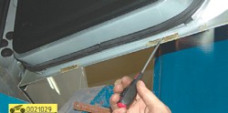 Дренажные отверстия в двери ГАЗ 31105 Волга