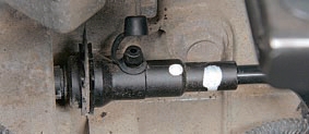 Клапан выпуска воздуха из гидропривода выключения сцепления Nissan Qashqai