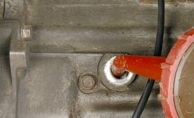 Закачка масла в контрольное отверстие картера коробки передач Nissan Qashqai
