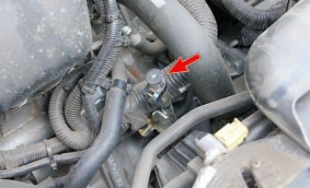 Расположение щупа для проверки уровня рабочей жидкости в вариаторе Nissan Qashqai