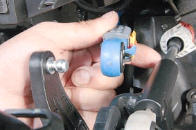 Отсоединение наконечника троса выбора передач от рычага кулисы Nissan Qashqai