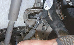 Гайки крепления педального узла к вакуумному усилителю Nissan Qashqai