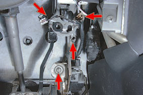 Расположение гаек крепления педального узла к вакуумному усилителю Nissan Qashqai