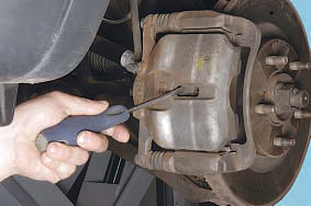 Внутренняя тормозная колодка и поршень рабочего цилиндра Nissan Qashqai