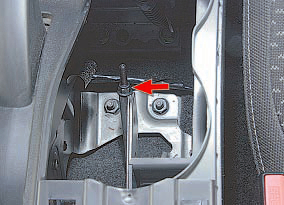 Расположение регулировочной гайки троса стояночного тормоза Nissan Qashqai