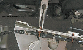 Фиксатор жгута проводов рычага стояночного тормоза Nissan Qashqai