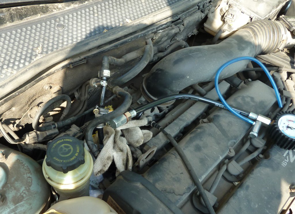 Проверка давления топлива в топливной рампе двигателя Ford Focus 2