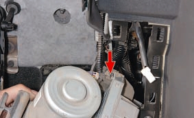 Фиксатор колодки жгута проводов блока управления усилителем рулевого управления Nissan Qashqai