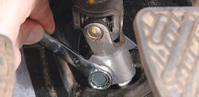 Болт клеммового соединения карданного шарнира промежуточного вала рулевого управления Nissan Qashqai
