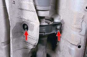 Расположение гаек крепления промежуточной опоры карданной передачи Nissan Qashqai