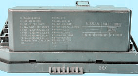 Designations of fuses and circuits on the wall of the Nissan Qashqai mounting block
