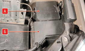 Rear and front mounting blocks in the engine compartment of the Nissan Qashqai