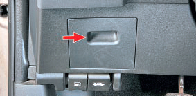 Mounting block cover in Nissan Qashqai cabin