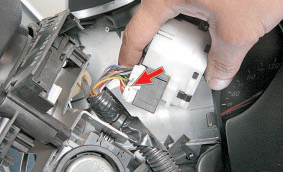 Фиксатор колодки жгута проводов переключателя стеклоочистителей Nissan Qashqai