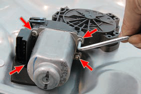 Четыре винта крепления электродвигателя механизма стеклоподъемника Nissan Qashqai
