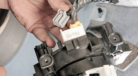 Колодка проводов и разъем держателя подрулевых переключателей Nissan Qashqai