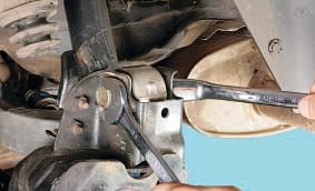 Болт крепления верхнего рычага к кронштейну кулака продольного рычага Nissan Qashqai