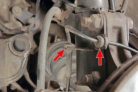 Две резиновые втулки провода датчика частоты вращения в пазах кронштейна амортизаторной стойки Nissan Qashqai