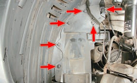Расположение пистонов крепления брызговика двигателя Nissan Qashqai