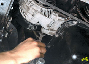 Регулировка натяжения и замена ремня привода водяного насоса и генератора до 2004 года Chevrolet Niva