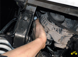 Регулировка натяжения и замена ремня привода водяного насоса и генератора до 2004 года Chevrolet Niva