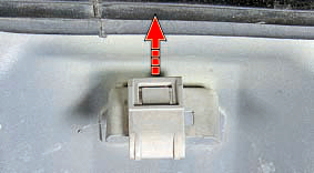 Центральная часть фиксатора держателя кронштейна бампера Nissan Qashqai