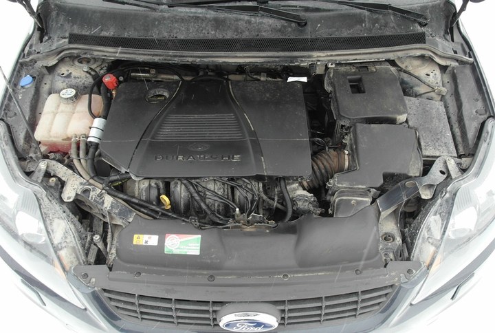 Осмотр подкапотного пространства в автомобиле Ford Focus 2