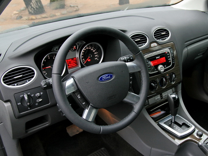 Осмотр автомобиля  Ford Focus 2 под панелю приборов со стороны переднего пассажира