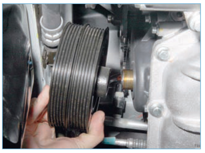 Проверка целостности и натяжения ремня привода генератора Ford Focus 2 