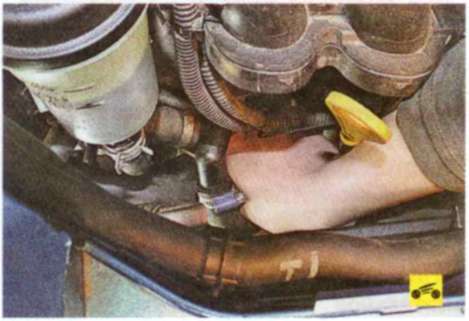 Проверка на ощупь температуры шланга, соединяющего термостат с радиатором Ford Focus 2
