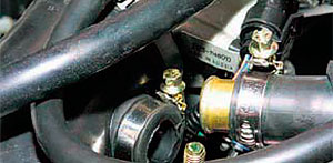 Снятие рукавов подвода воздуха к дроссельному узлу Chevrolet Niva
