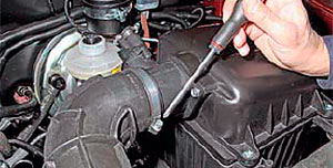 Снятие рукавов подвода воздуха к дроссельному узлу Chevrolet Niva